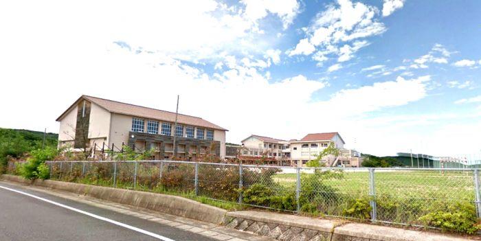 江津市立青陵中学校 (1,800m)