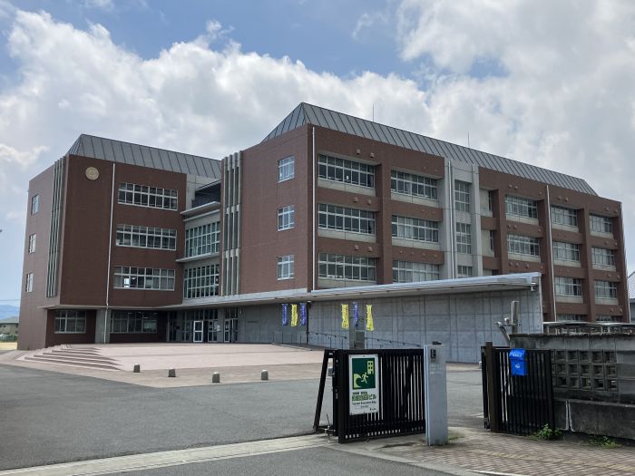 北島中学校 (1,900m)