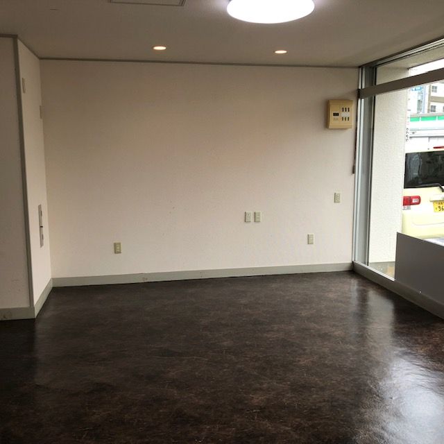 1階東側店舗はACもあり、事務所ならば即開店可