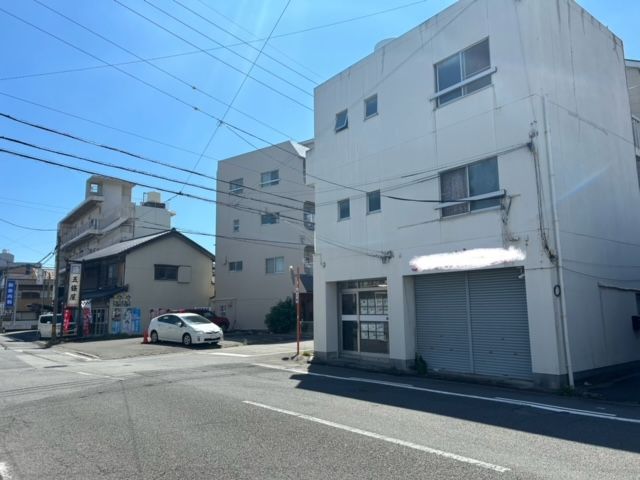 1階に店舗が2区画・2階3階に2DKが1室づつ