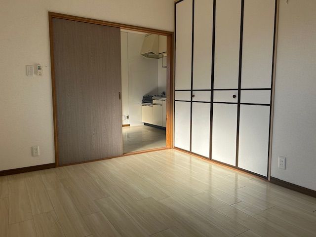 南側洋間102号室