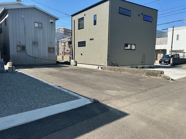 北側道路に面した23.44坪　縦列駐車なら4台OK