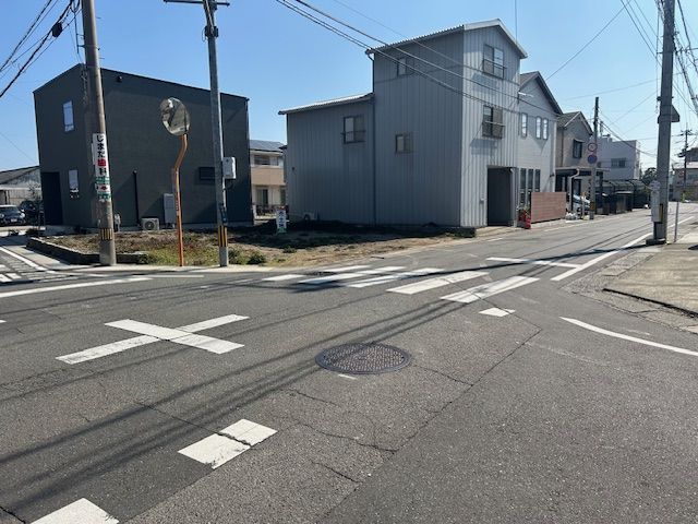 南側道路は、バス通り　住吉2丁目バス停徒歩1分
