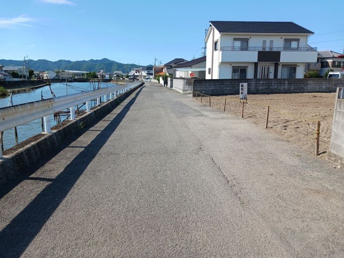 西側道路（南より）