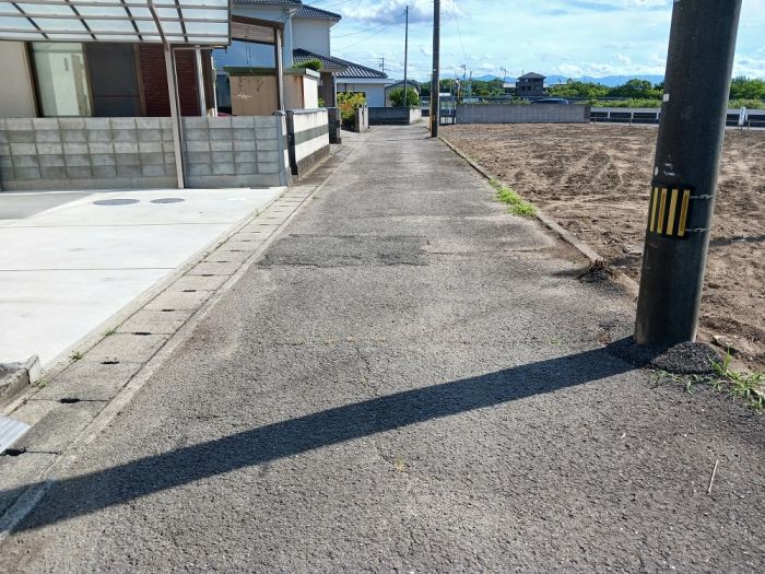 東側道路（北より）