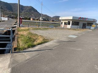 道路向いの雑種地、駐車場としてお使い頂けます