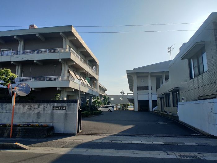 丸亀市立飯山中学校 (1,300m)