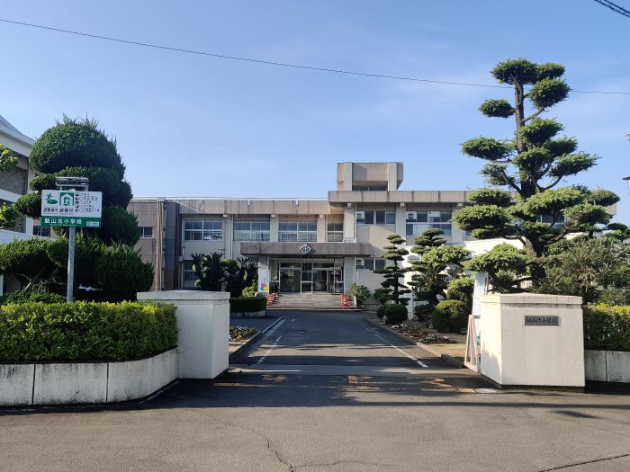 丸亀市立飯山北小学校 (800m)