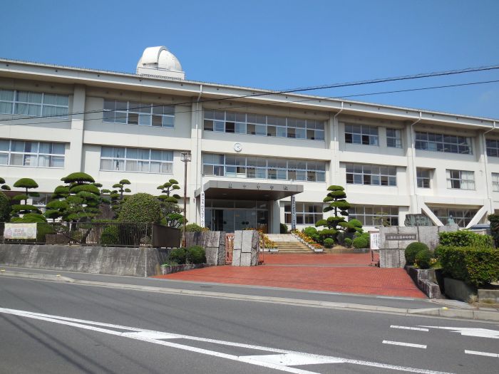 豊中中学校 (550m)