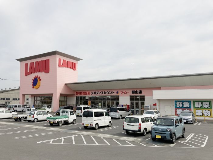 ラ・ムー飯山店 (2,100m)