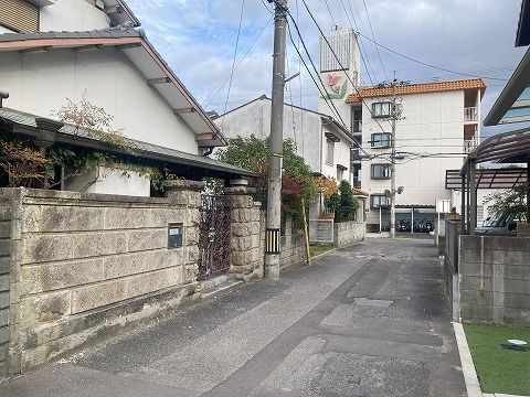 前面道路含む現地（東向き）