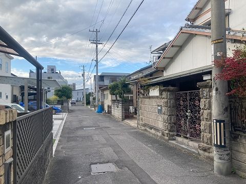 前面道路含む現地（西向き）