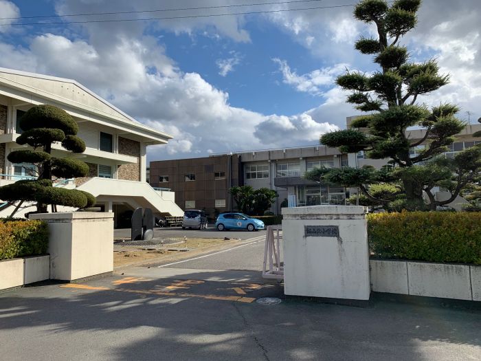 丸亀市立飯山北小学校 (830m)