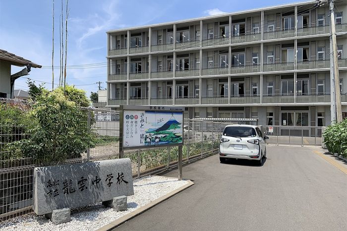 高松市立龍雲中学校 (570m)