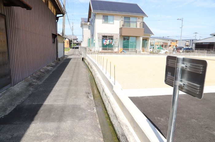 分譲地西部　市道・水路【ルーツガーデン善通寺】