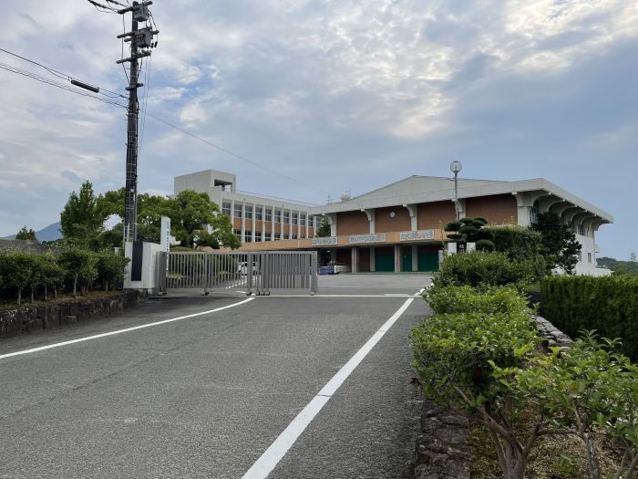 綾川町立滝宮小学校 (340m)