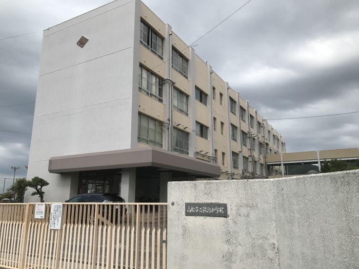 高松市立弦打小学校 (1,010m)