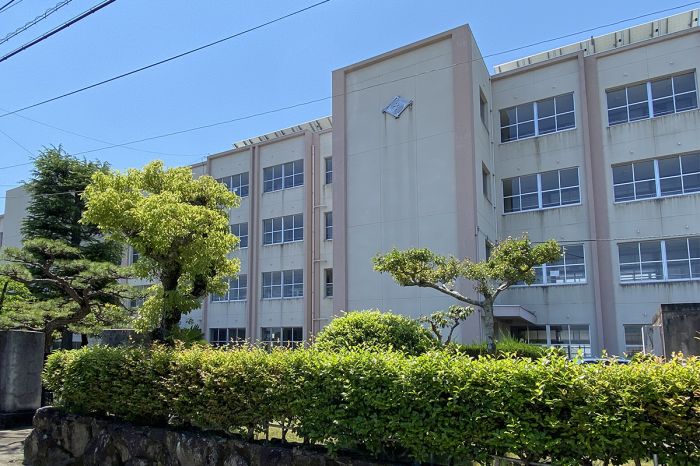 川岡小学校 (380m)