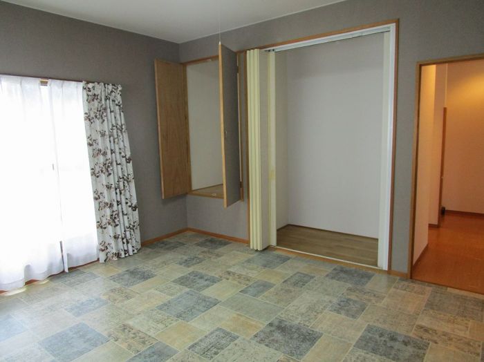 ２階洋室８帖です。ここからバルコニーへ出られます。