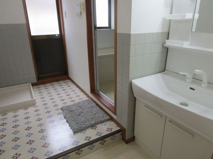 ２階住居部分の洗面脱衣所です。シャンプードレッサーを交換して