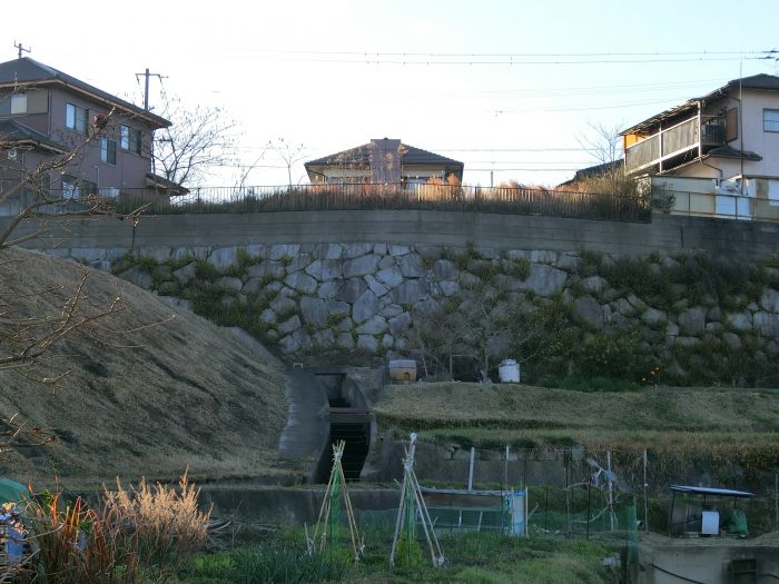 東側、石積擁壁あり