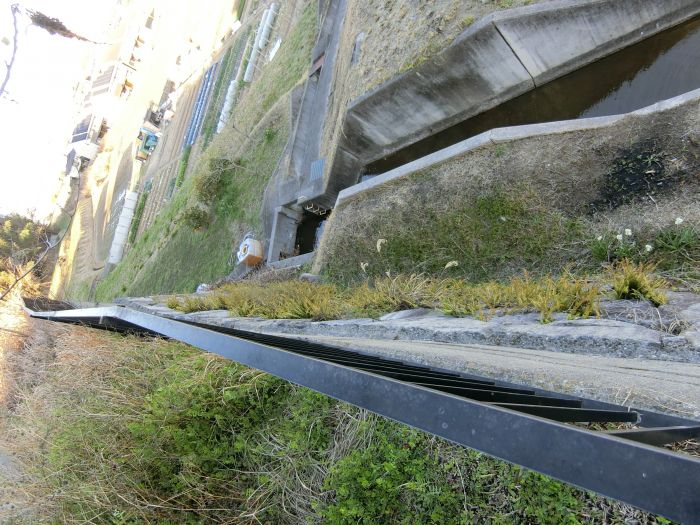 東側、石積擁壁あり