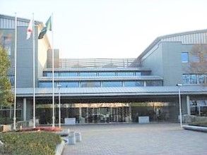 県立図書館 (1,100m)