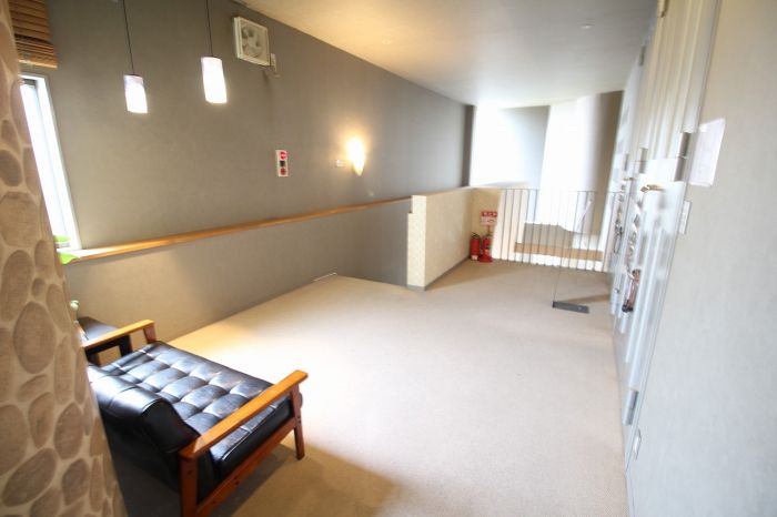 ２階の階段ホールです（２階部分は現在賃貸中です）。