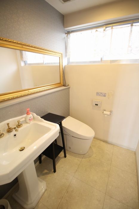 １階にある女子トイレです。男子トイレも別に有ります。