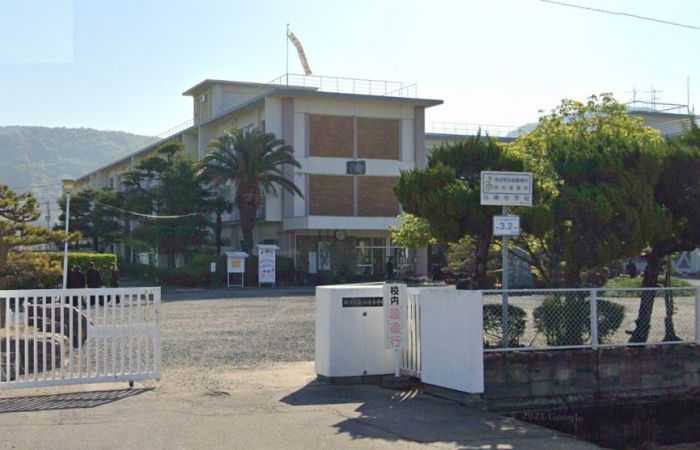 白峰中学校 (450m)