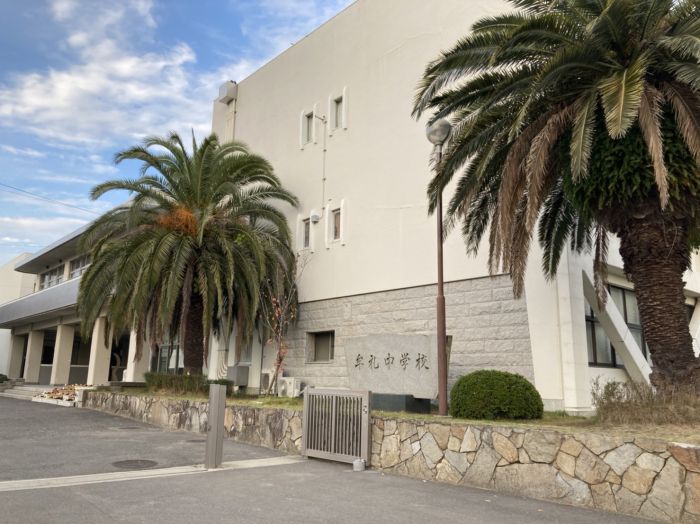 高松市立牟礼中学校 (2,100m)