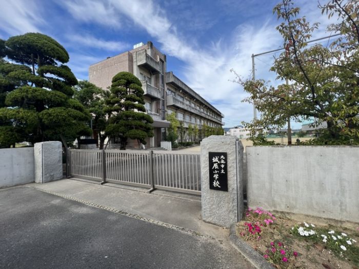 丸亀市立城辰小学校 (1,400m)