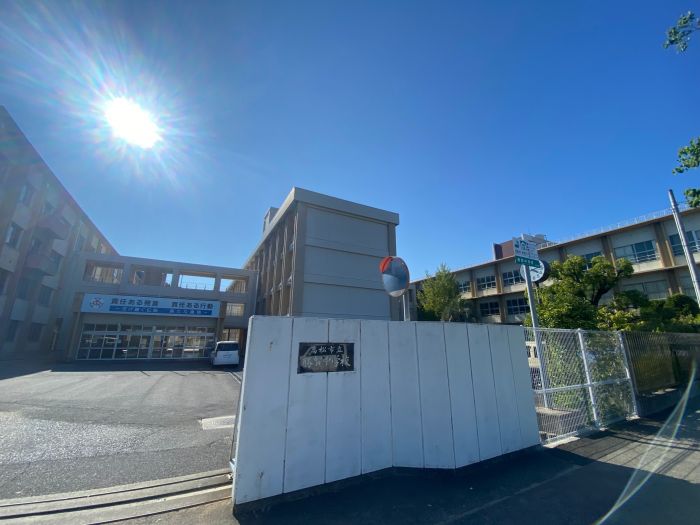 勝賀中学校 (1,358m)