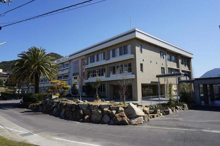 宇多津中学校 (692m)