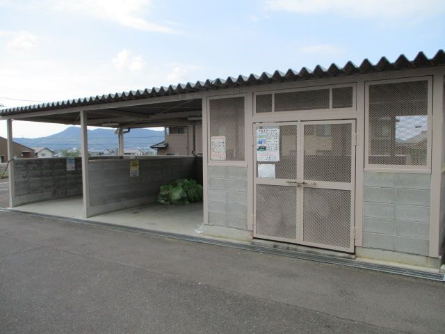 団地内ゴミステーション (100m)