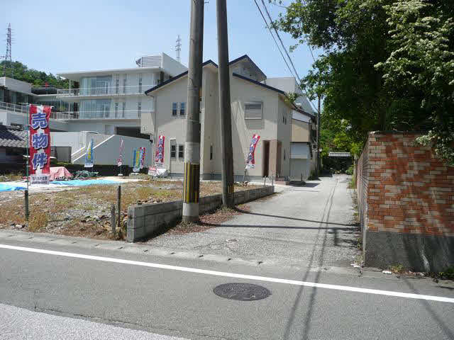 出入口道路 (13m)