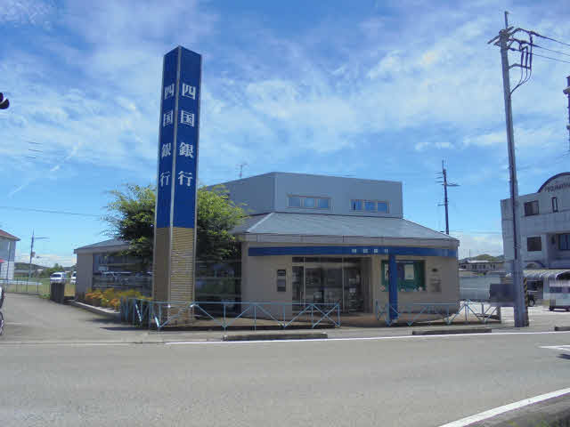 四国銀行弘岡支店 (160m)