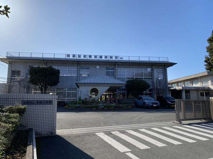 豊福小学校 (694m)