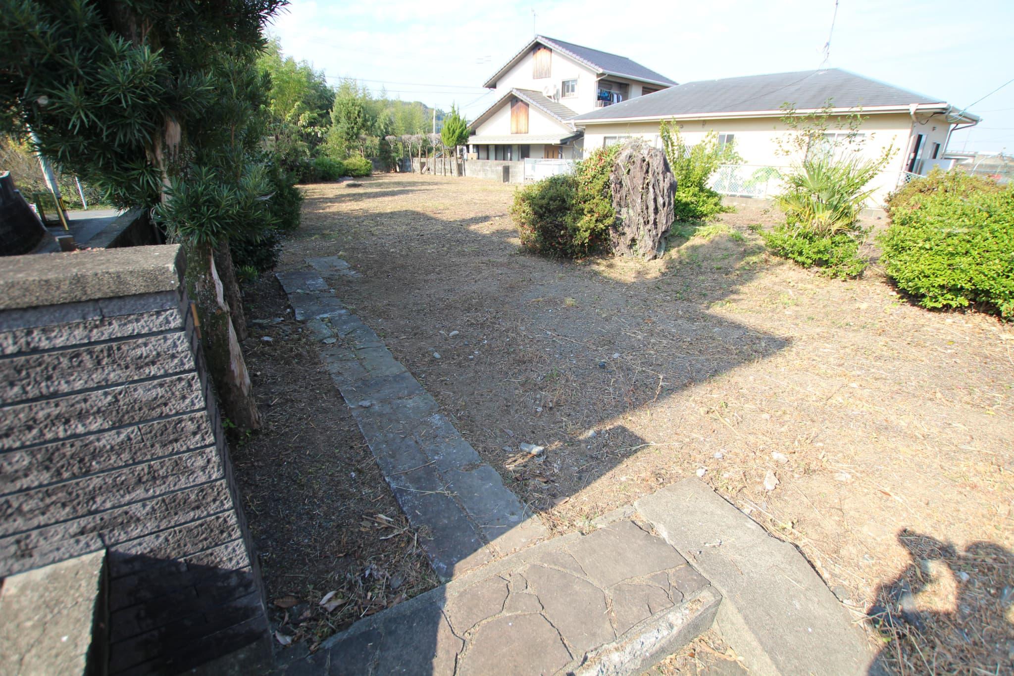 立派な庭木・庭石あり（撤去も相談可）