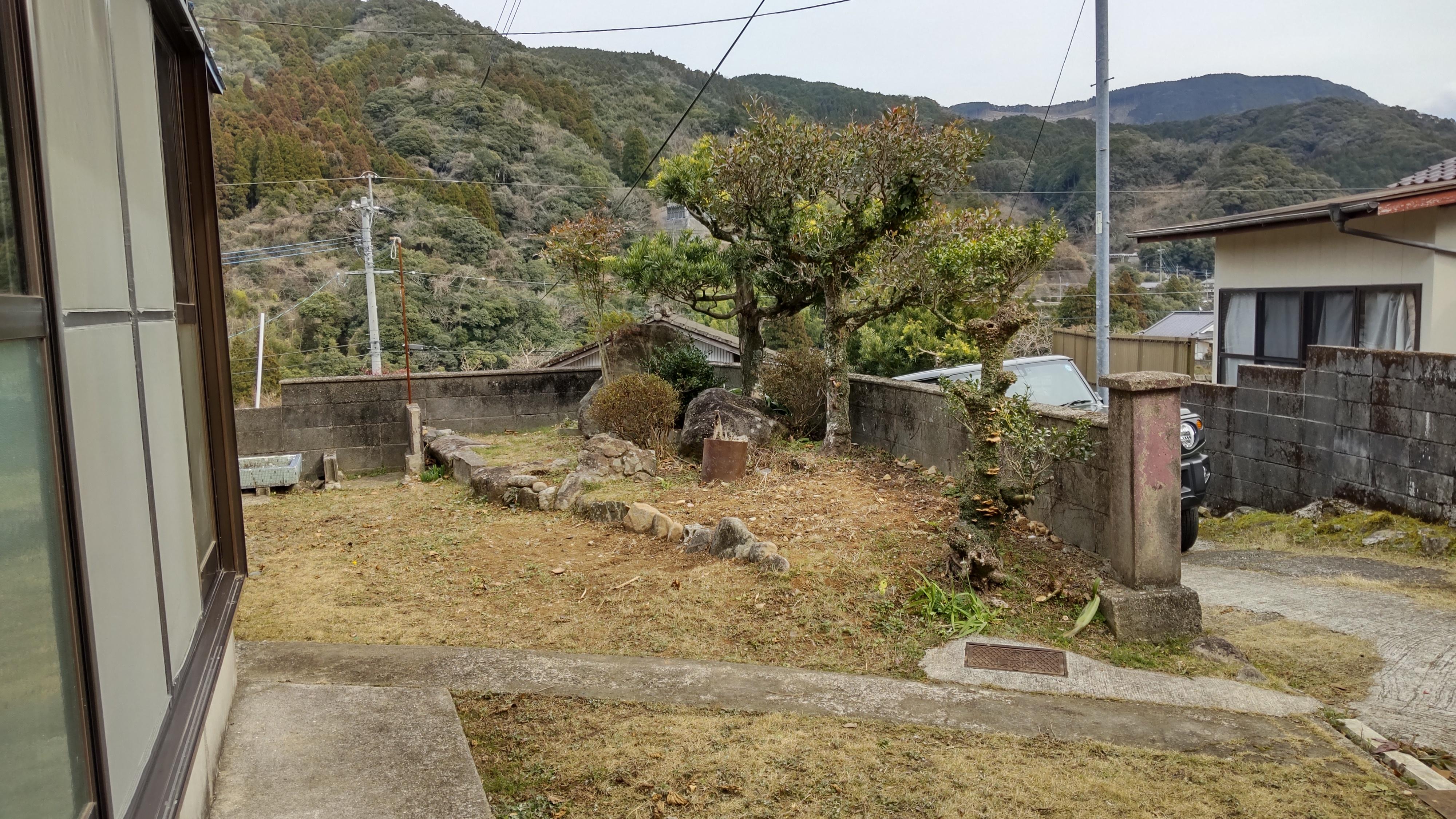 現地写真（前面道路含む）／玄関前の庭