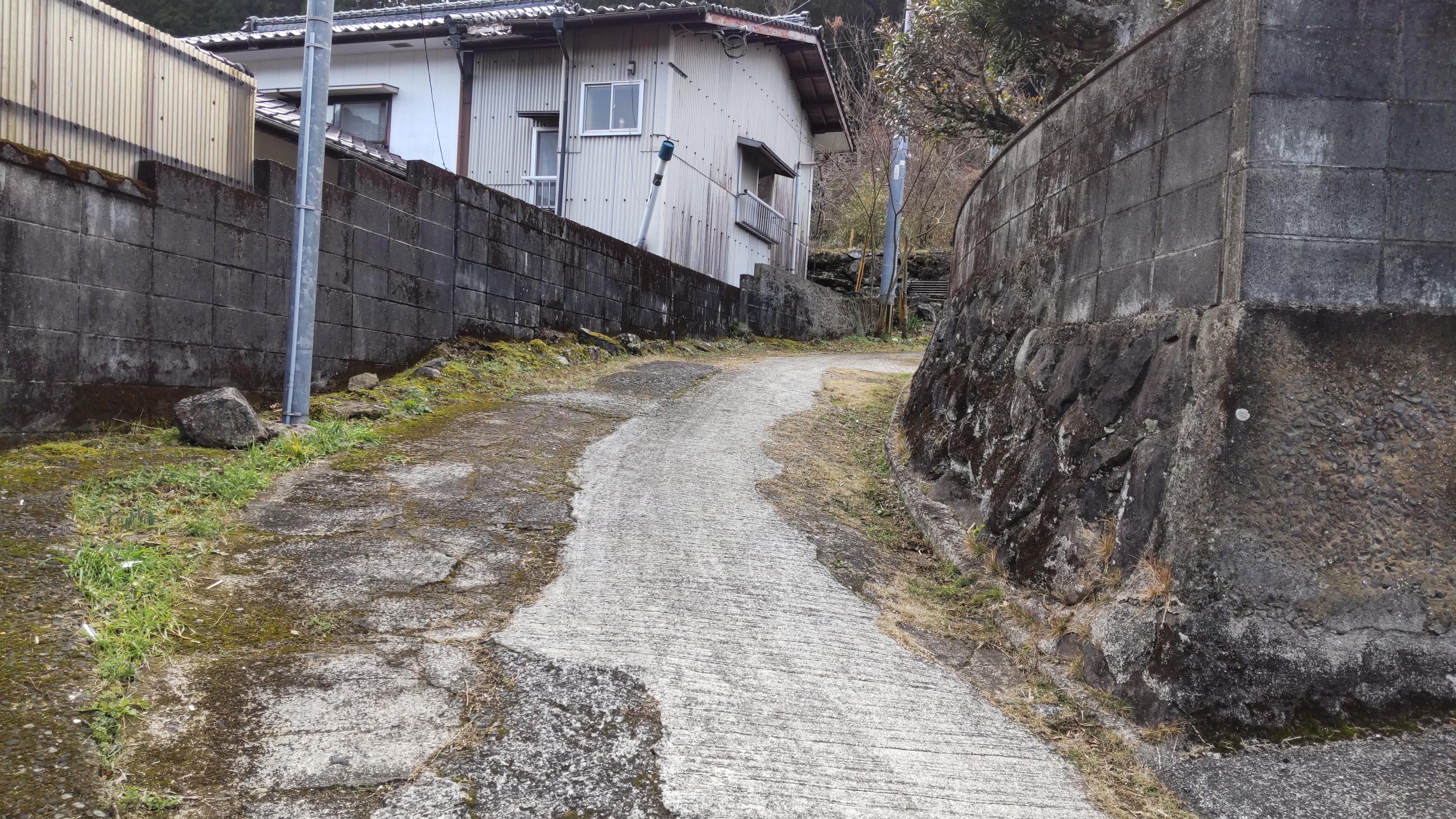現地写真（前面道路含む）／右手が家。手すり付きのスロープあり