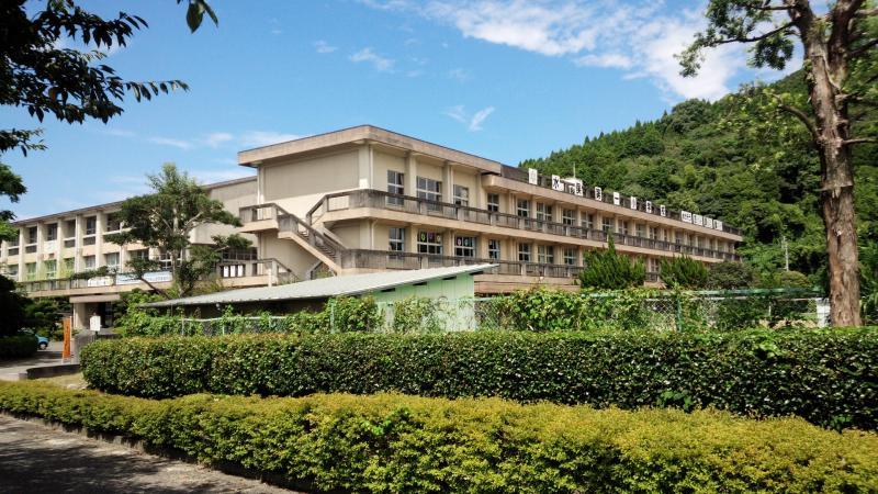 水俣第一小学校 (890m)