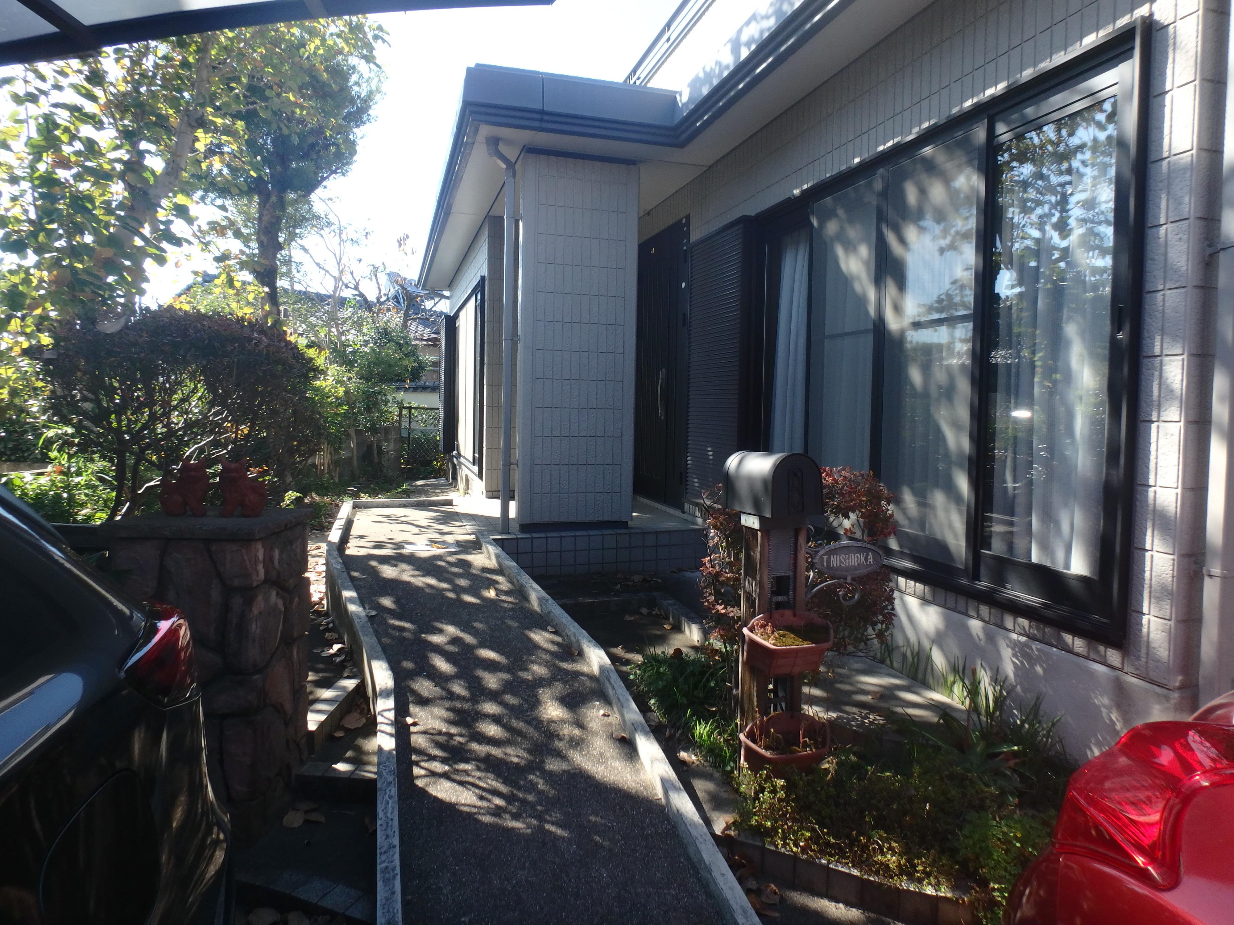 現地（外観）／玄関までのアプローチ／スロープ通路あり