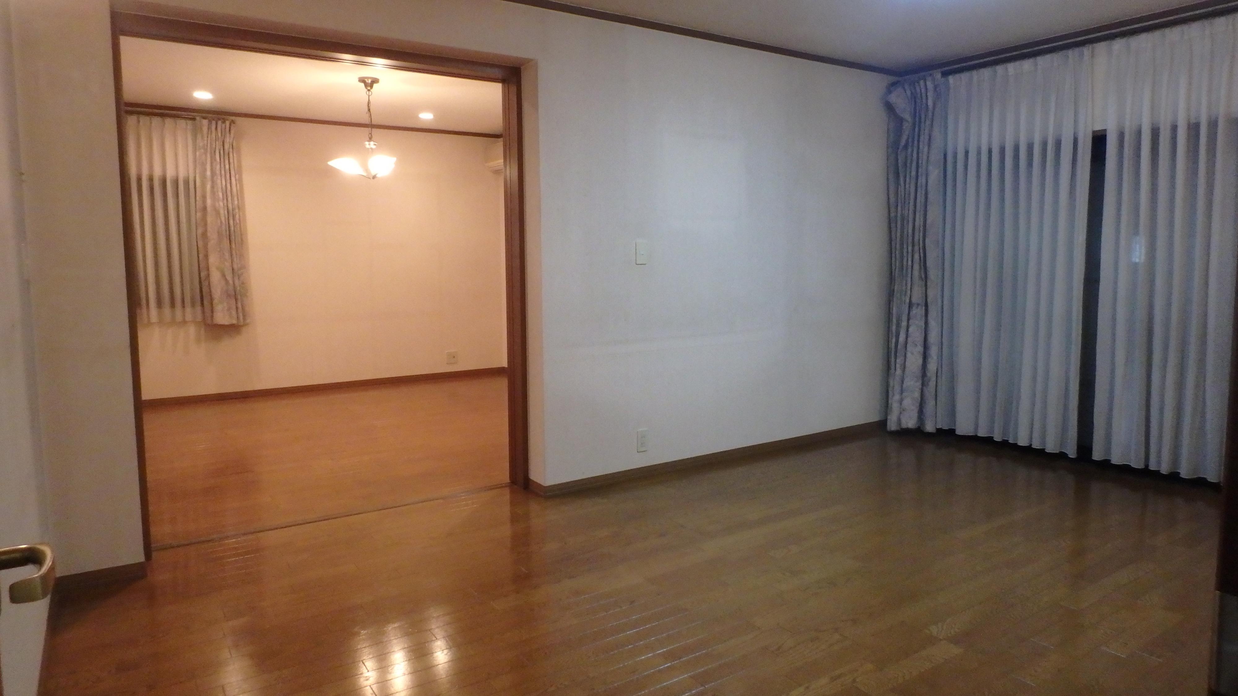 リビング／玄関右手リビング