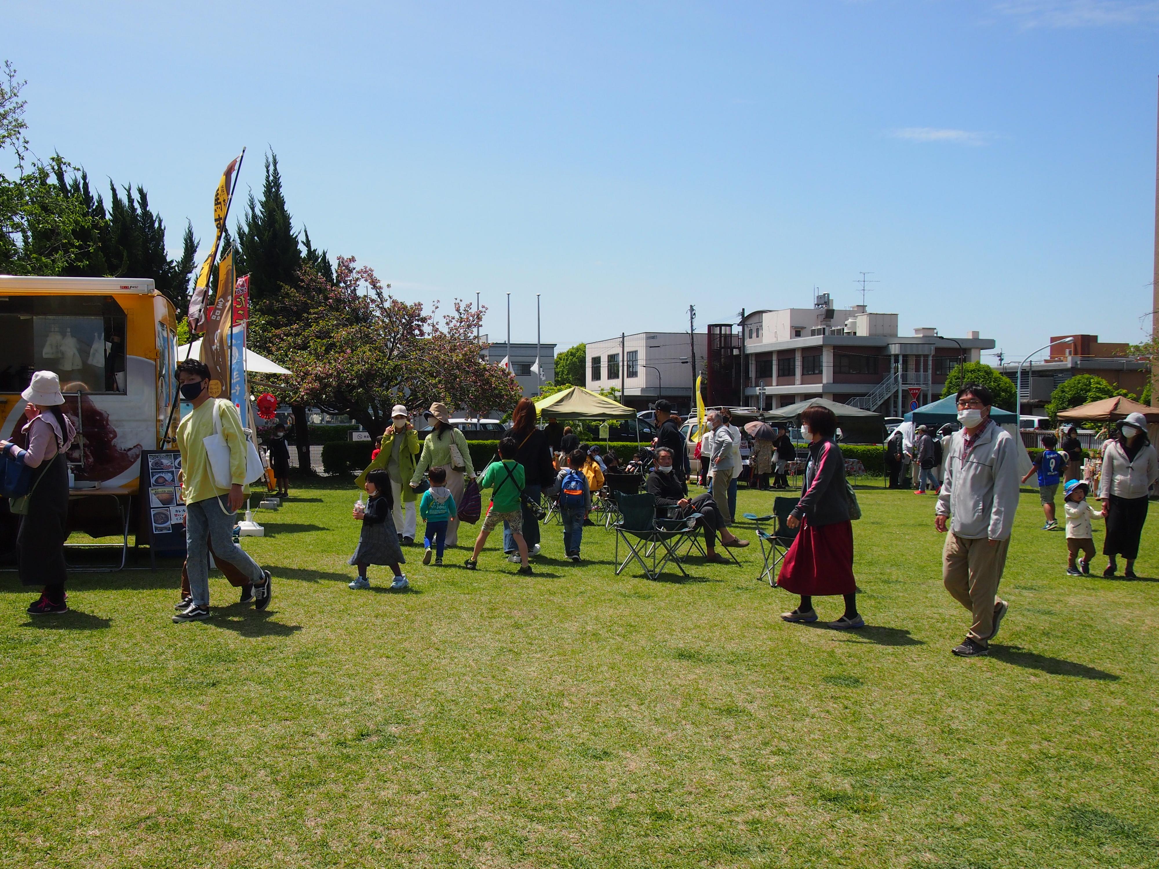 四つ角マーケット（毎月第３土開催） (63m)