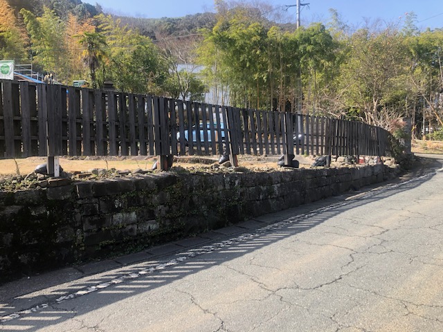 現地土地（前面道路含む）／前面道側から見た当該敷地