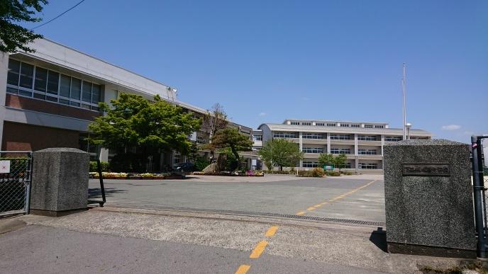 城南中学校 (1,810m)