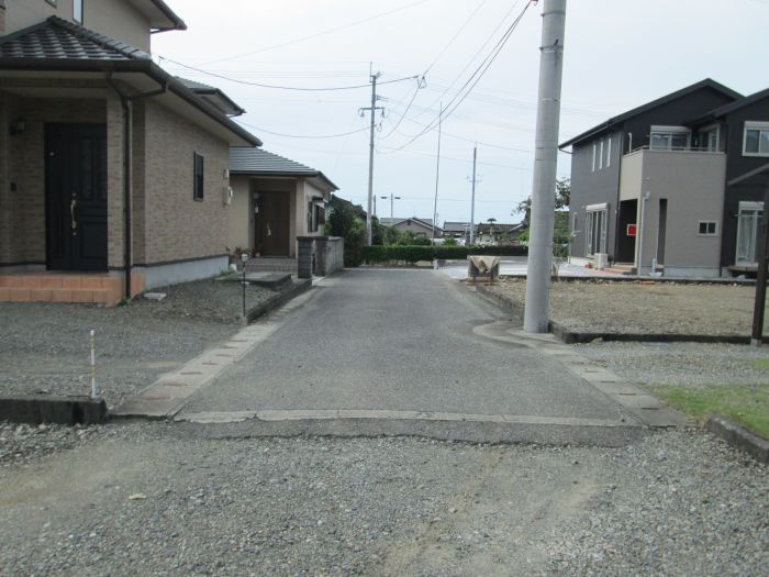 接面道路（東側、本物件より）
