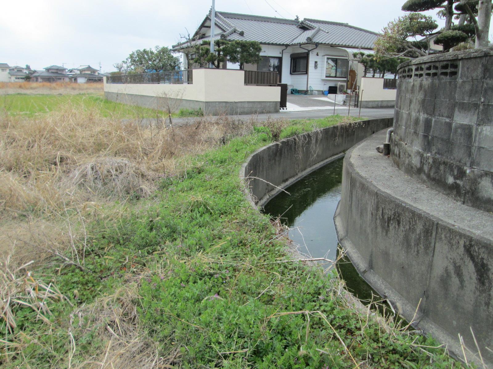 現地土地／西側隣接水路