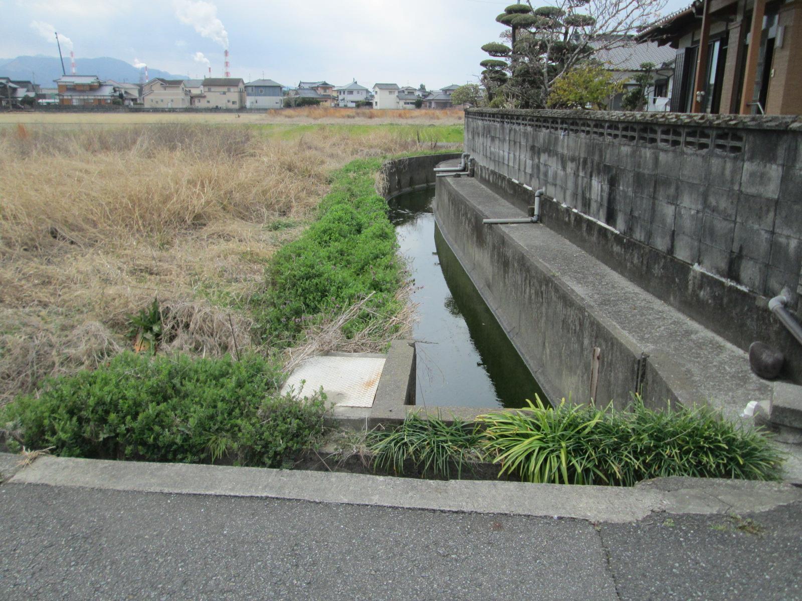 現地土地／西側隣接水路２